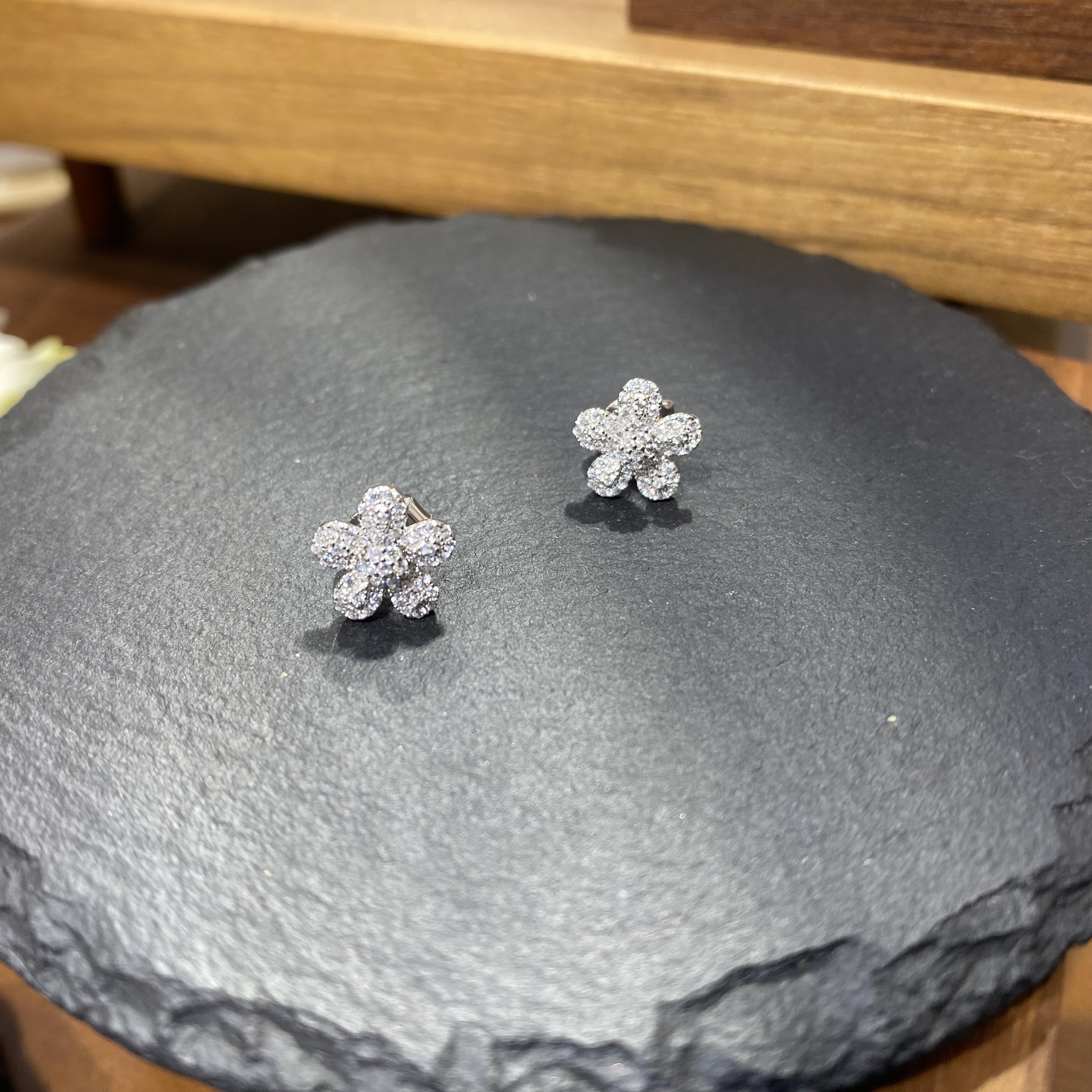 925银合成锆石耳饰 光亮闪闪花花S925银耳钉