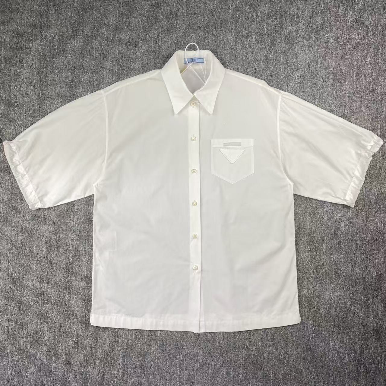 99新 Prada/普拉达 2511171/38码/纯色三角徽标口袋短袖衬衫