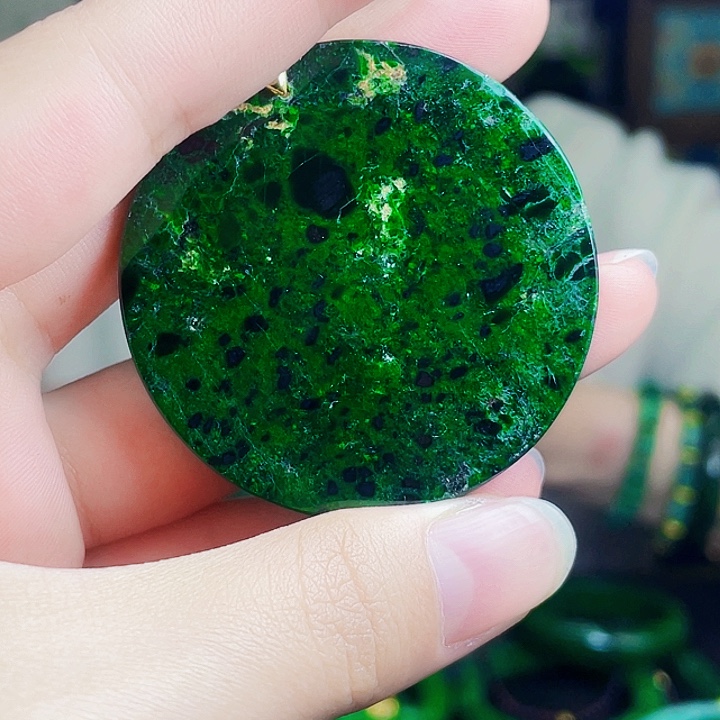 翡翠未镶嵌颈饰多样性