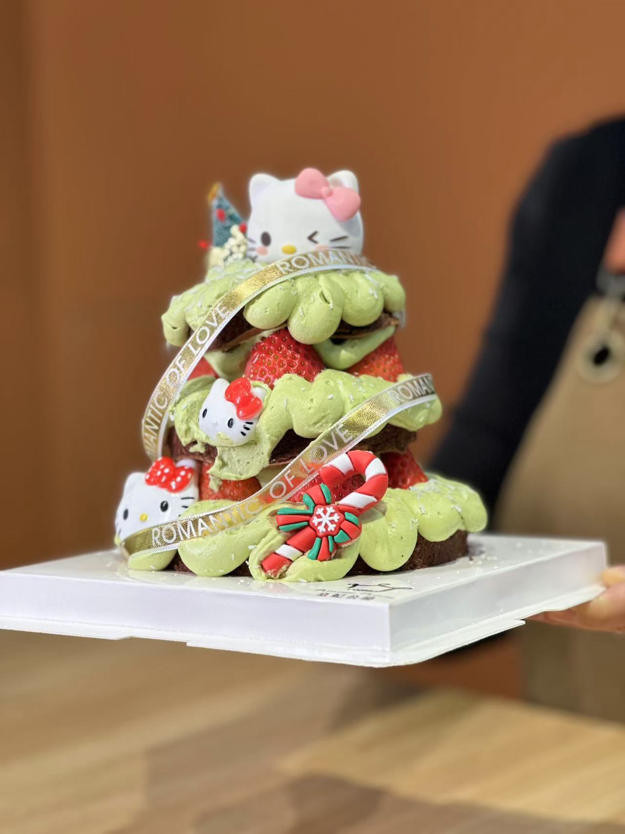 KT猫圣诞树蛋糕