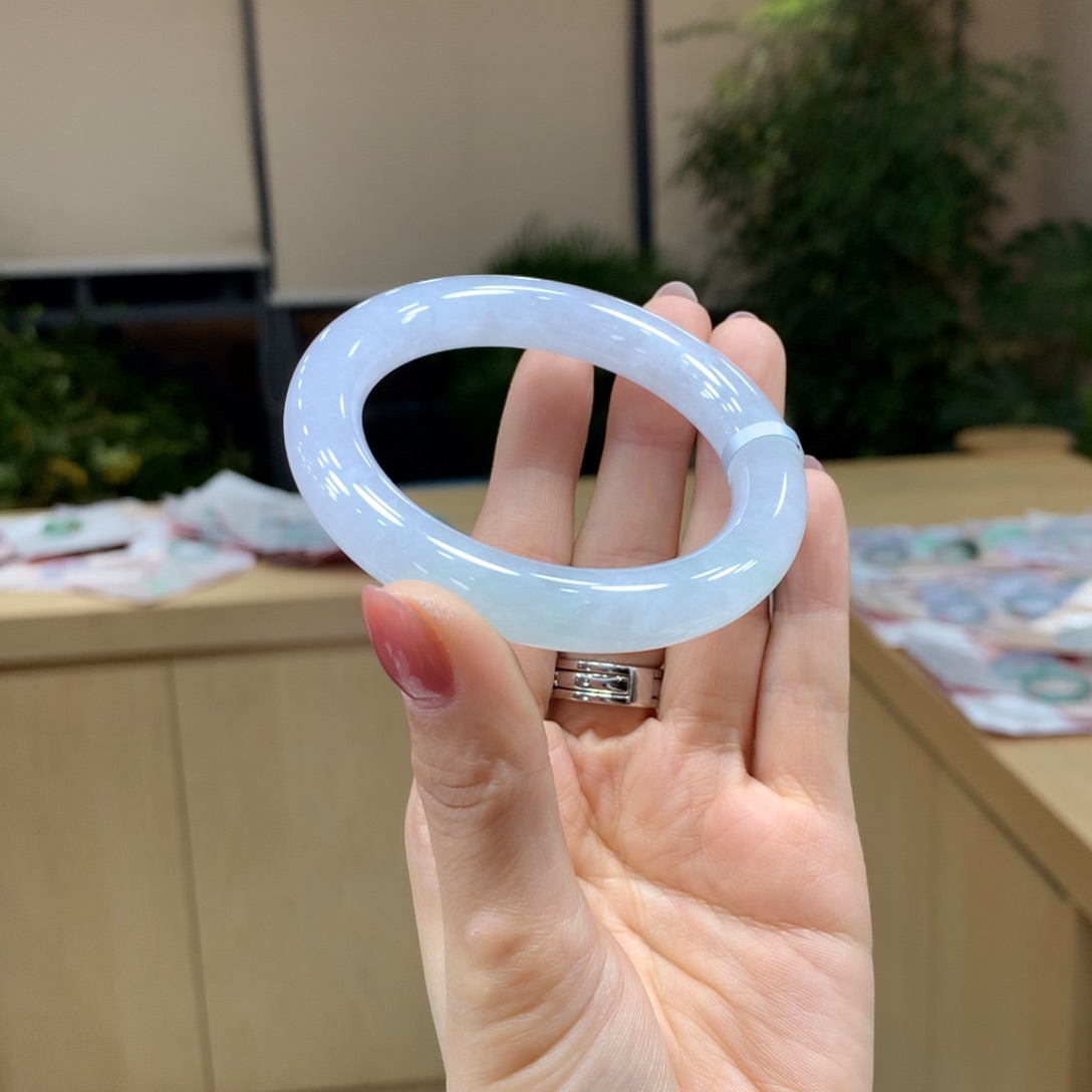 翡翠手镯未镶嵌不退不换