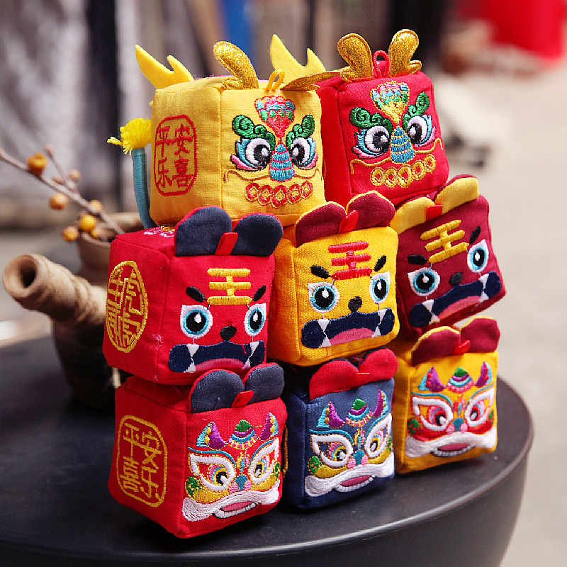 新年刺绣醒狮沙包玩具荞麦壳立体方形复古风布老虎手工摆件挂件