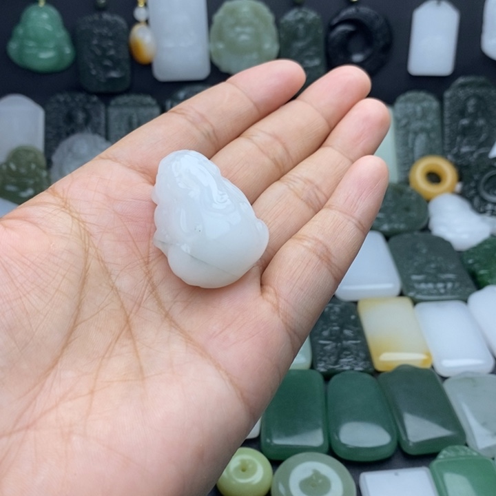 东***选石英质玉未镶嵌颈饰