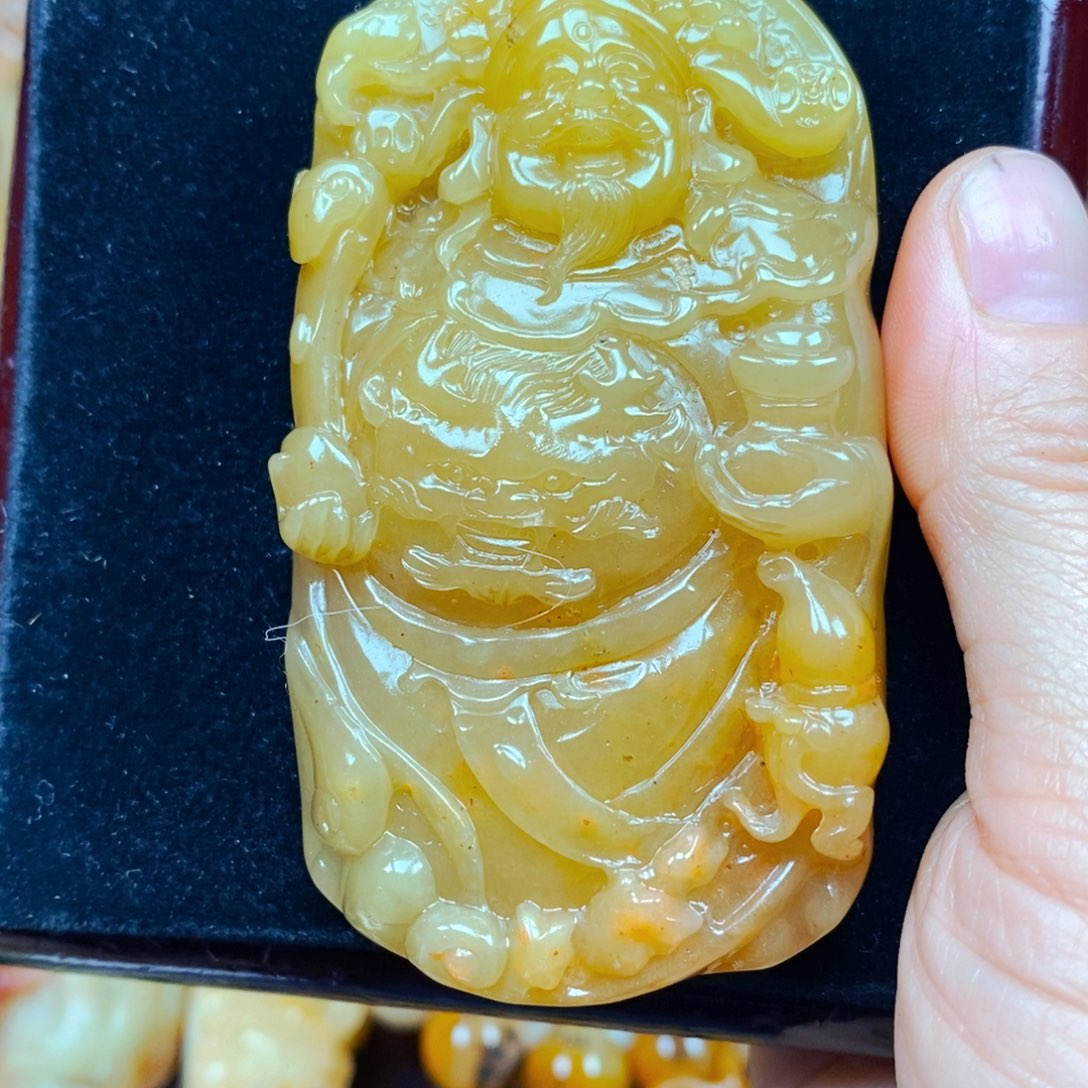 石英质玉（黄龙玉）颈饰未镶嵌