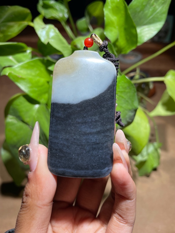 新疆和田玉青花三色无事牌意境