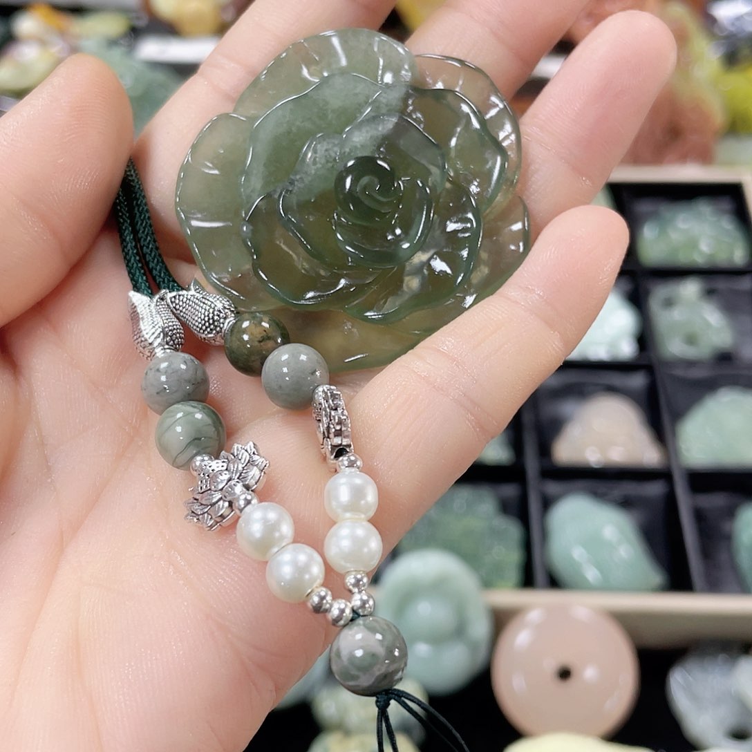 蛇纹石玉未镶嵌颈饰