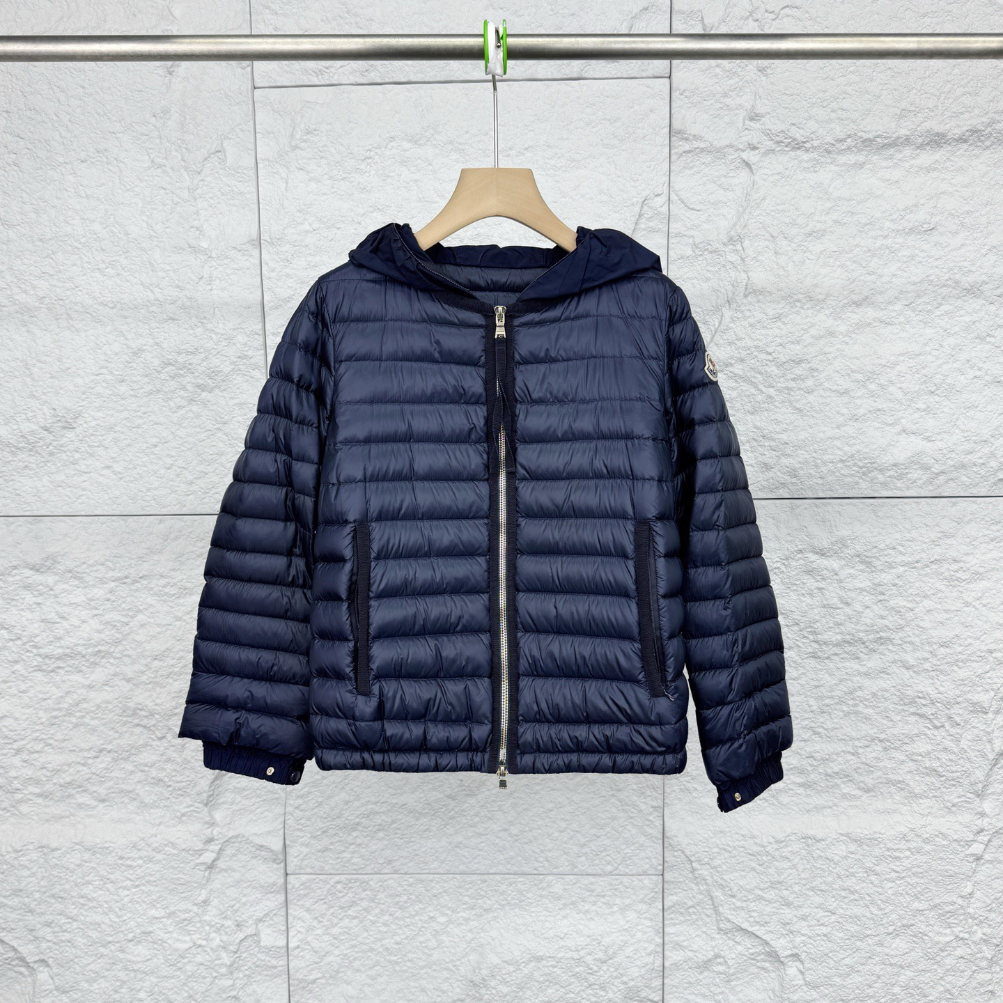 99新 MONCLER 1码/藏青色短款连帽拉链羽绒服/17770298