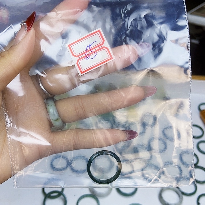 翡翠戒指未镶嵌观**剧