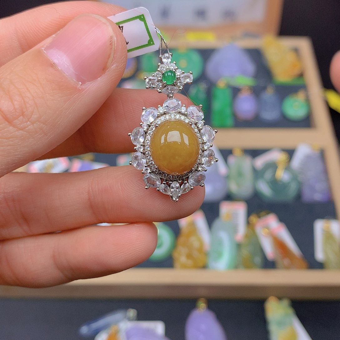 翡翠颈饰未镶嵌翡翠