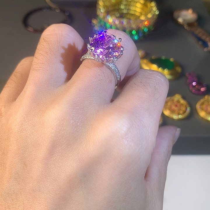 非金属102粉色戒指。           