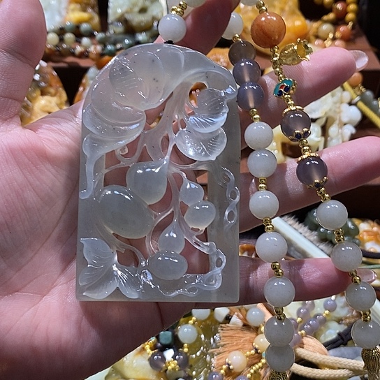 蛇纹石玉未镶嵌颈饰