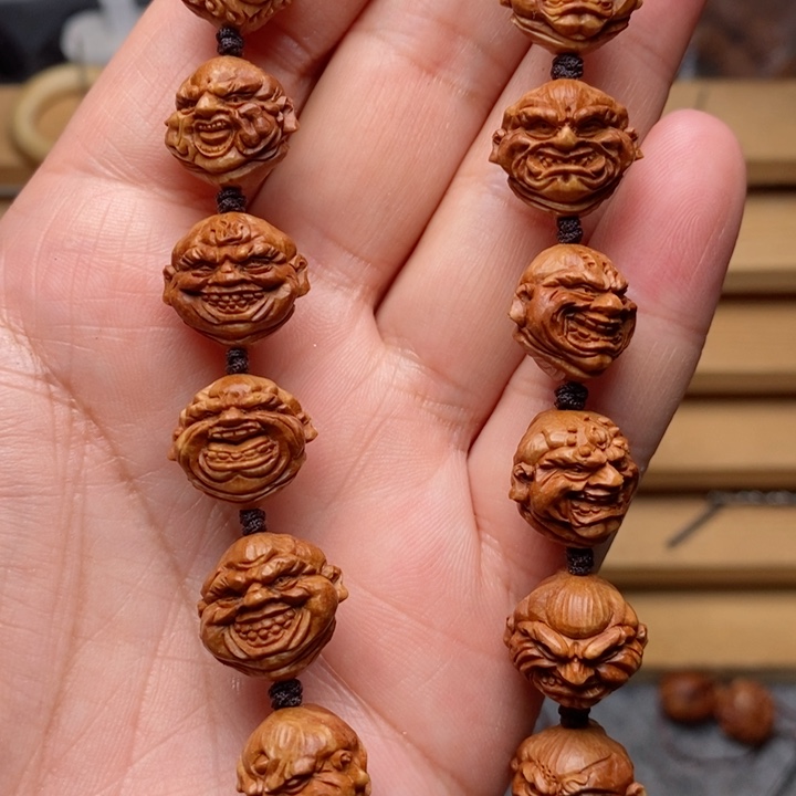 桃核手工雕刻恶僧手持