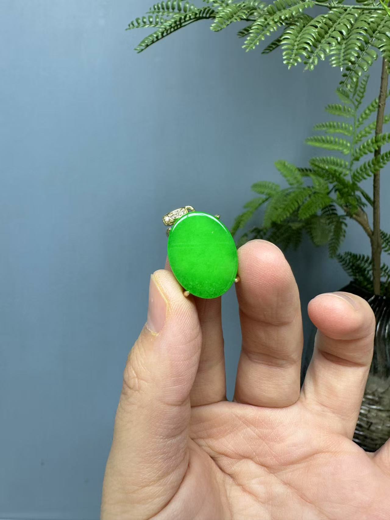 翡翠阳绿14k椭圆形鸽子蛋吊坠