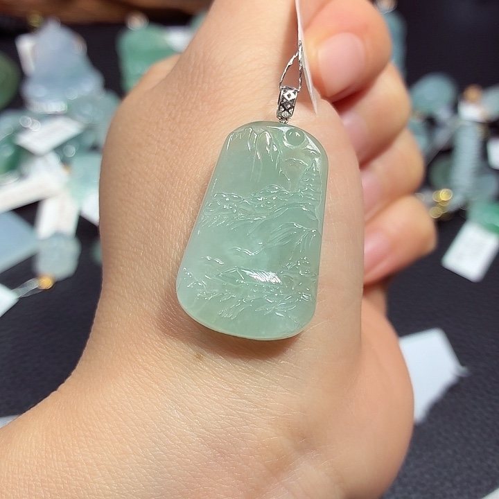 颈饰18K金镶嵌翡翠炸