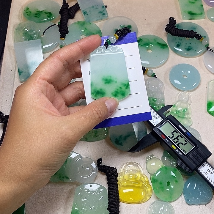 连***长翡翠未镶嵌颈饰无事牌