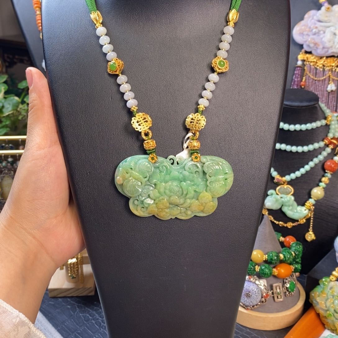 翡翠颈饰未镶嵌蝶恋花吊坠 亏清