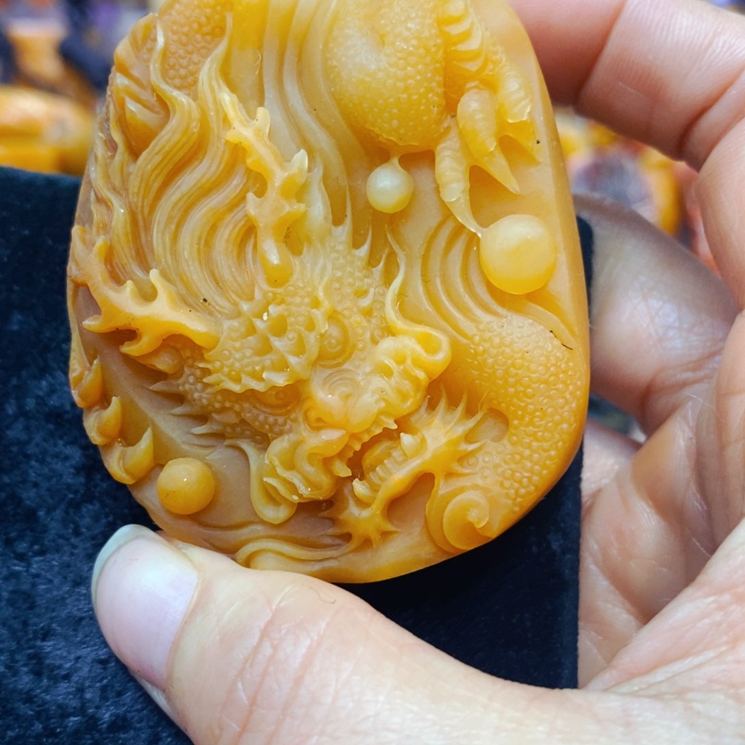 未镶嵌石英质玉（黄龙玉）颈饰