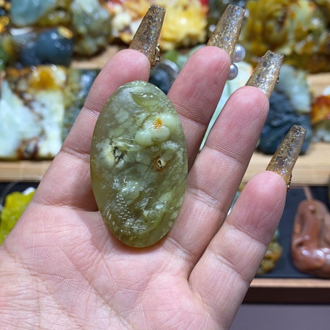 蛇纹石玉颈饰未镶嵌