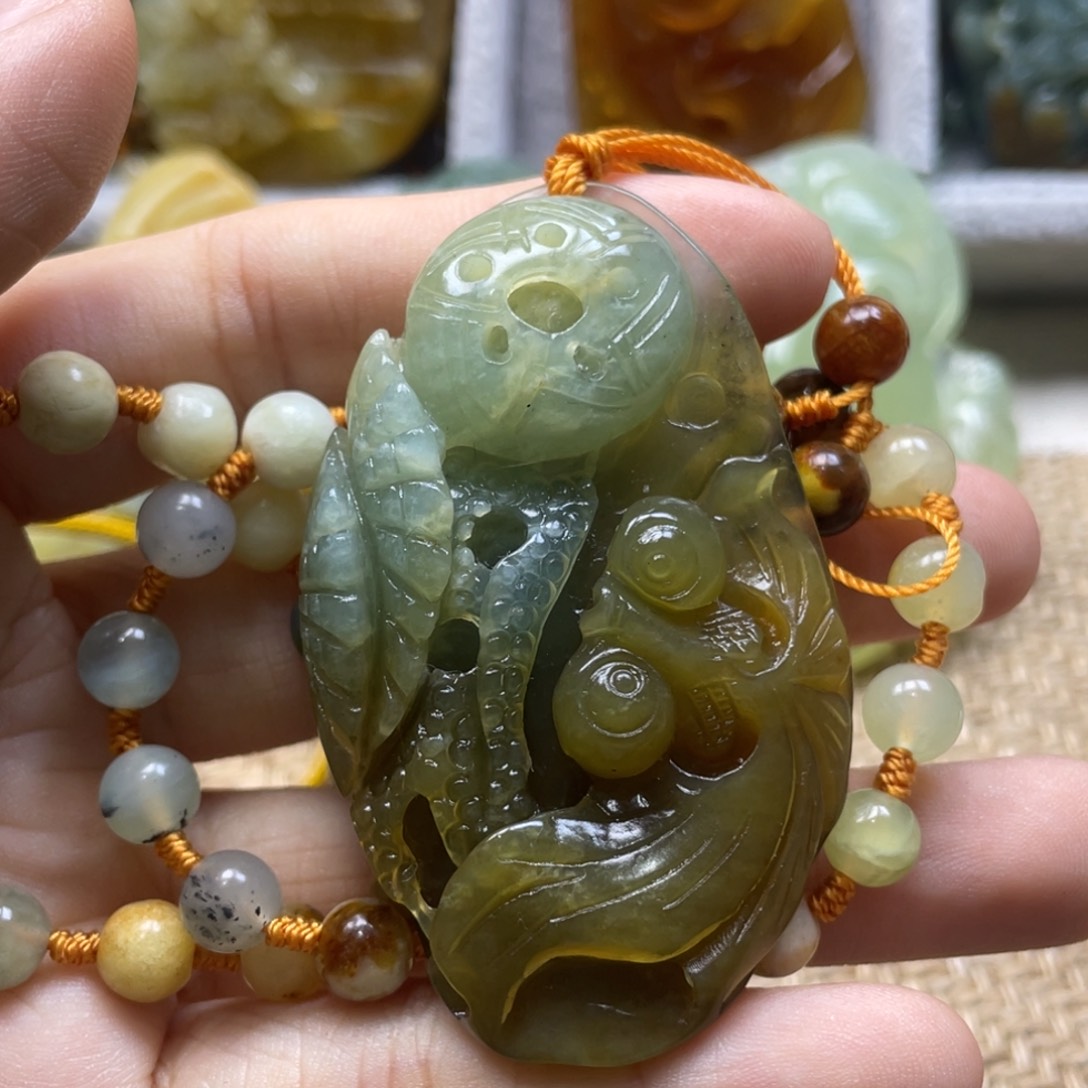 蛇纹石玉颈饰未镶嵌