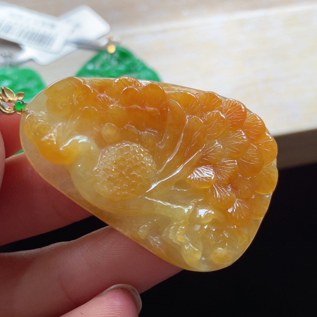 翡翠18K金镶嵌颈饰吊坠
