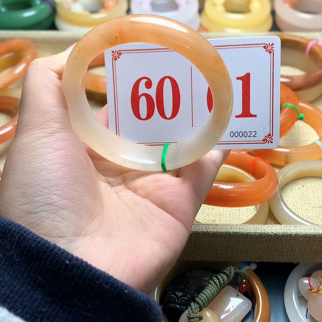 未镶嵌石英质玉（黄龙玉）手镯