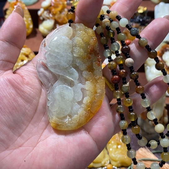 蛇纹石玉未镶嵌颈饰