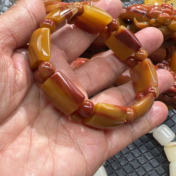 石英质玉（黄龙玉）颈饰未镶嵌