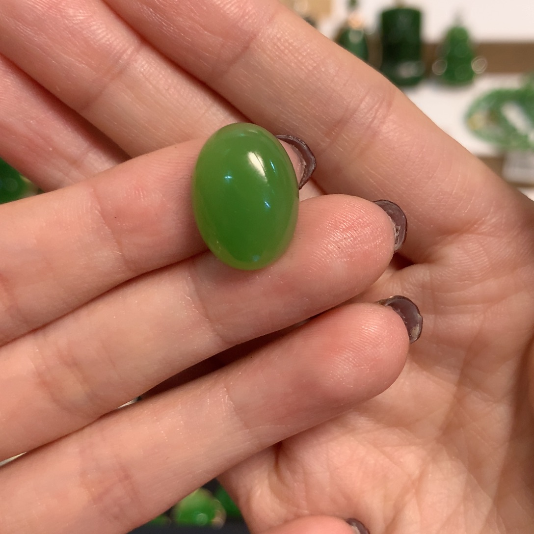 和田玉（碧玉）苹果绿裸面未镶嵌年**?