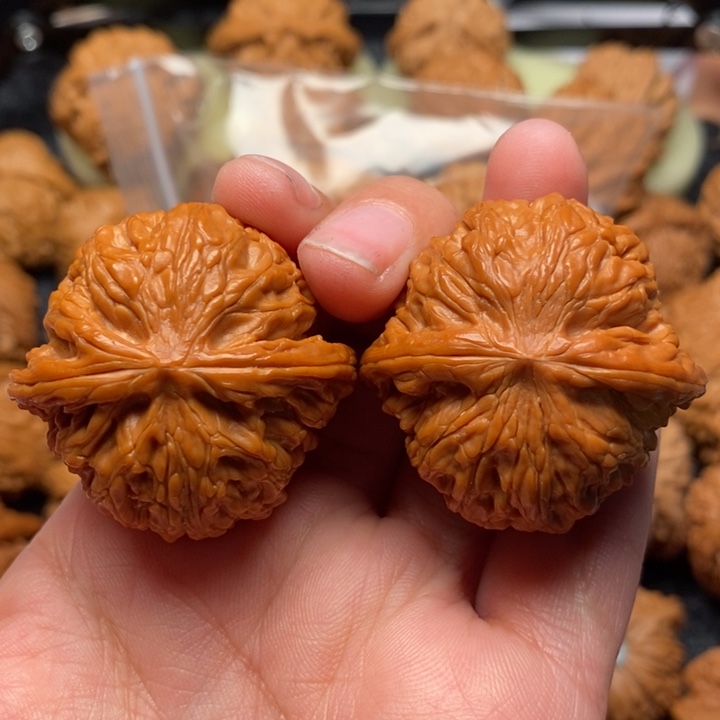 文玩核桃把件野生红皮正磨38