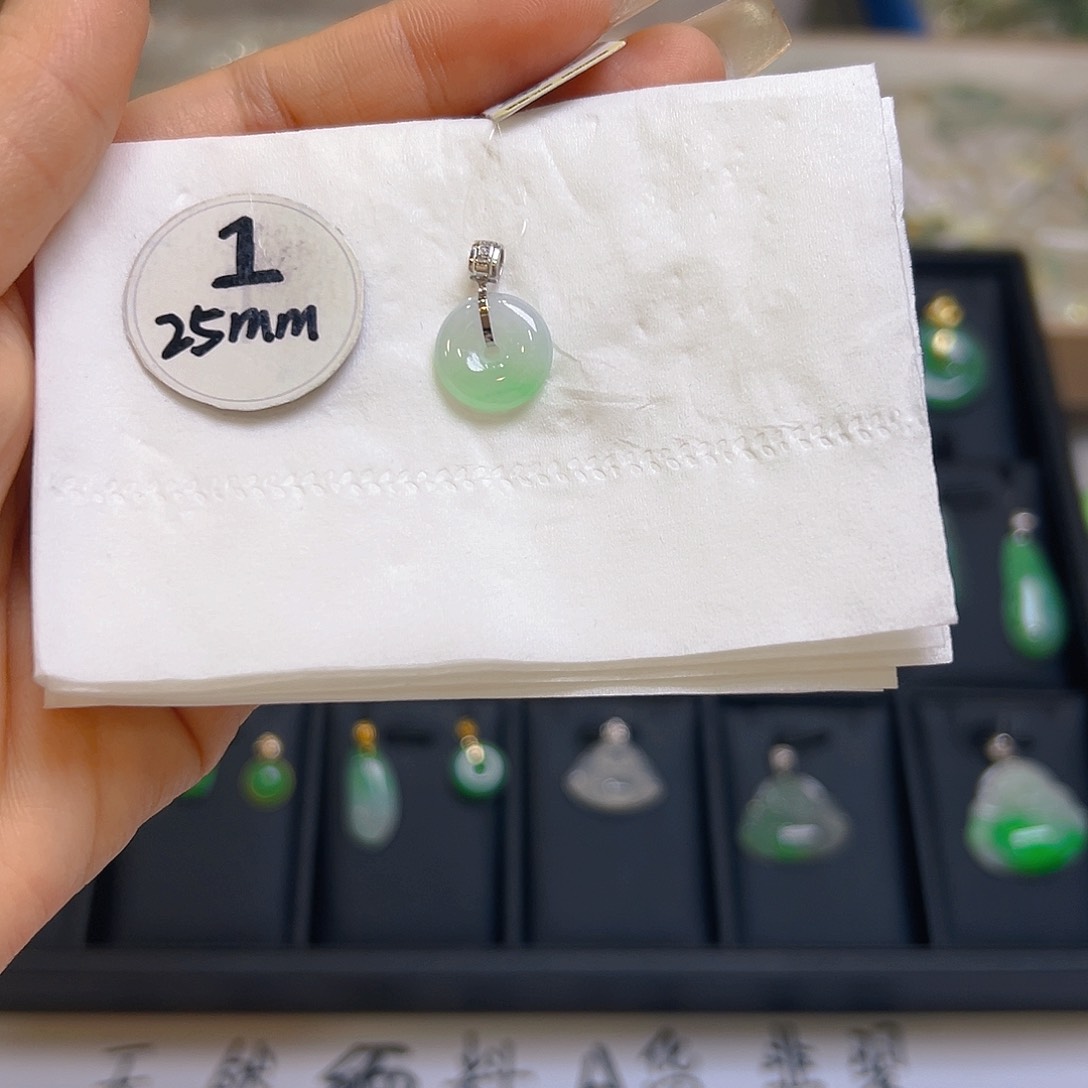 翡翠颈饰18K金镶嵌翡翠