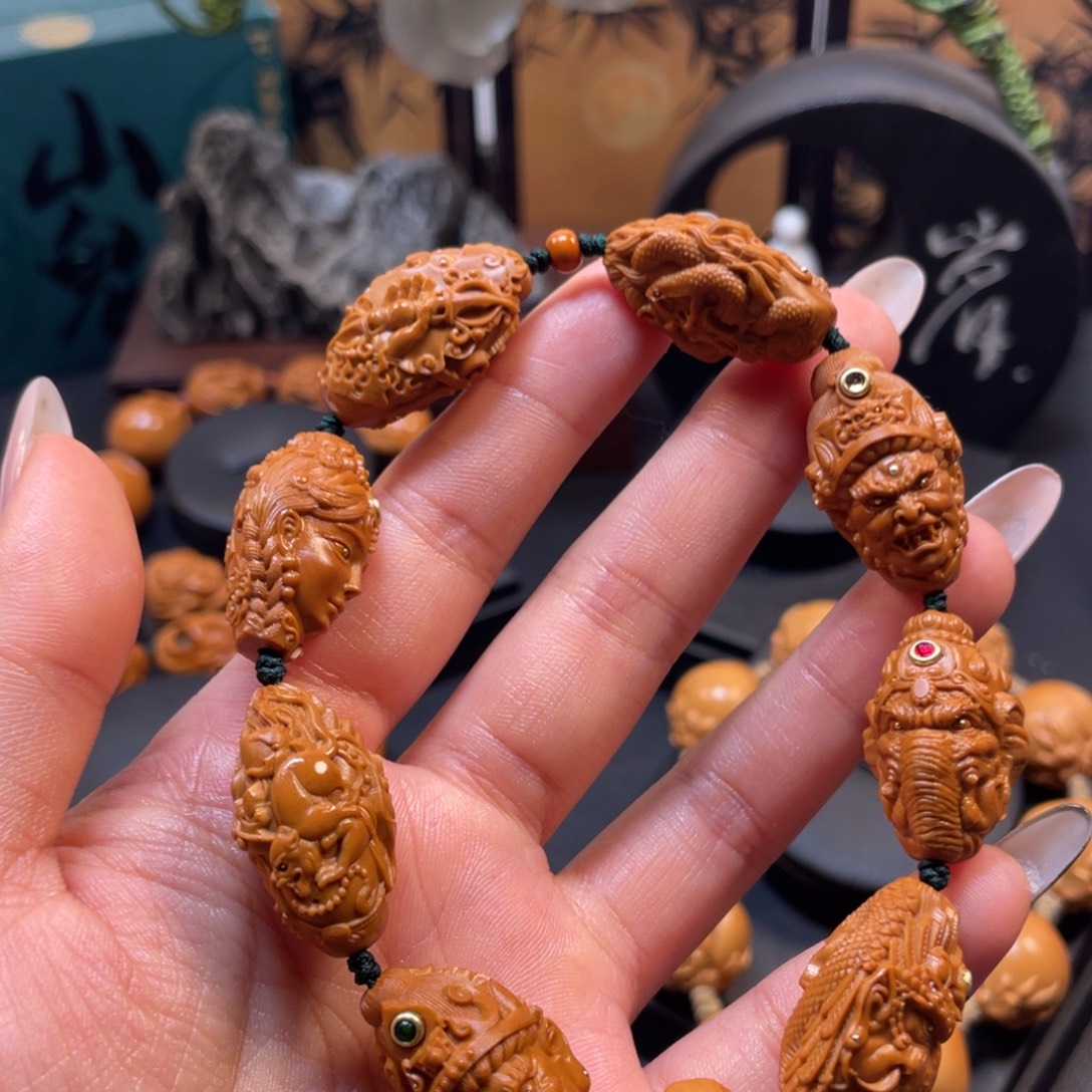 橄榄核吊坠五色财神