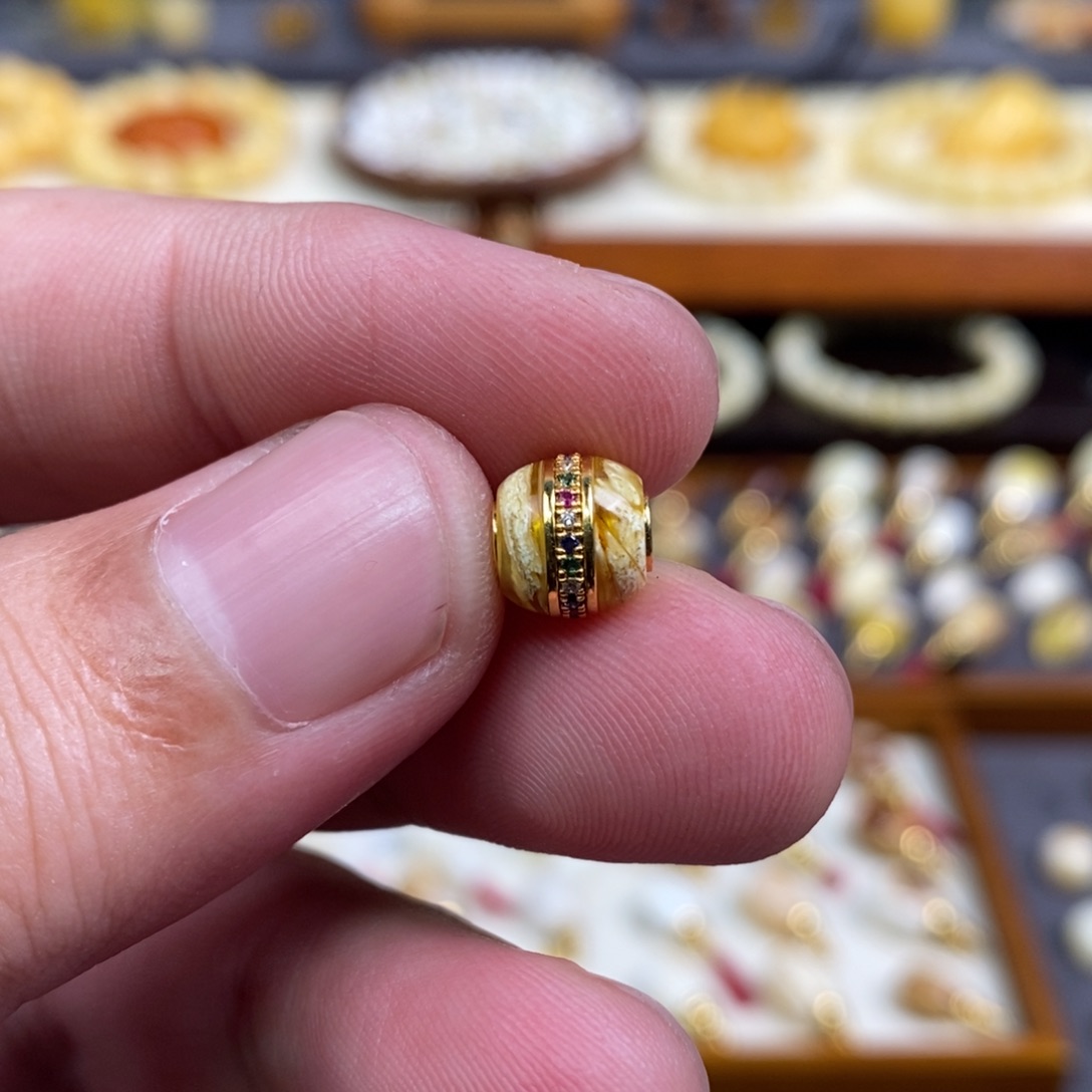 Z***r蜜蜡18K金镶嵌裸石配饰尺寸8.3