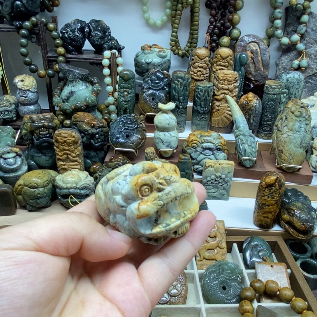 未镶嵌岫岩河磨玉（透闪石质玉）把件