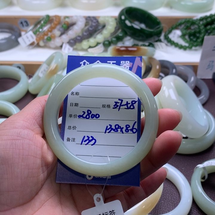 等***飘和田玉未镶嵌手镯