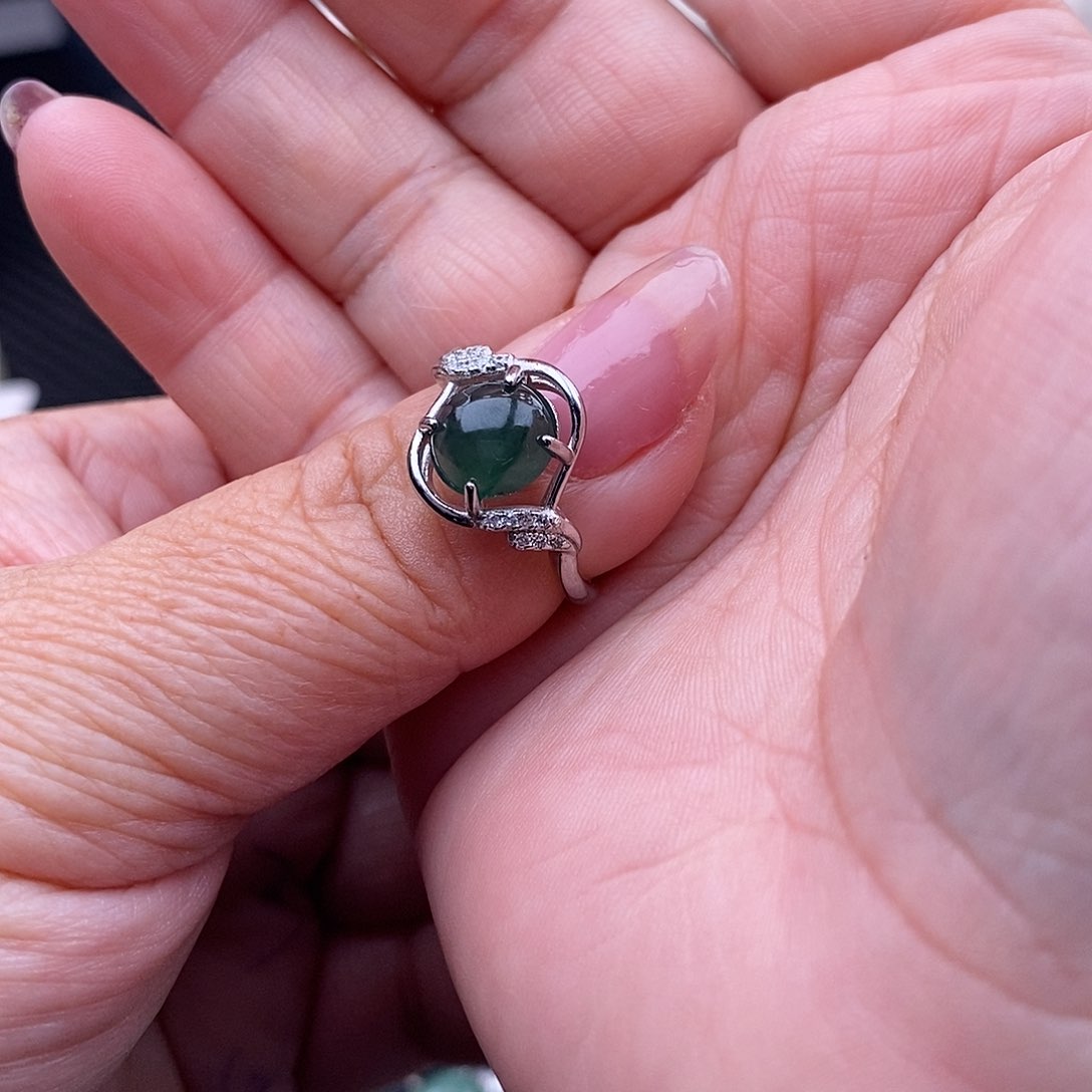 未镶嵌戒指翡翠来****?缅甸