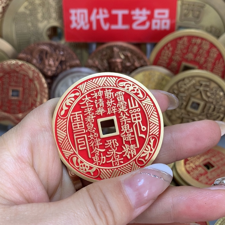 铜现代工艺品红色花边山鬼随机发