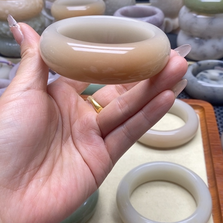 石英岩玉手镯未镶嵌巧*！