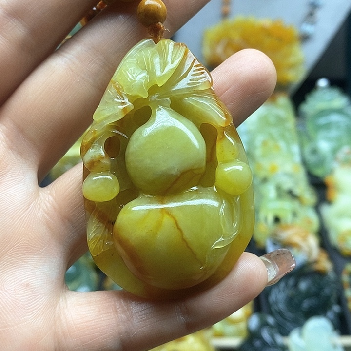 蛇纹石玉挂件未镶嵌