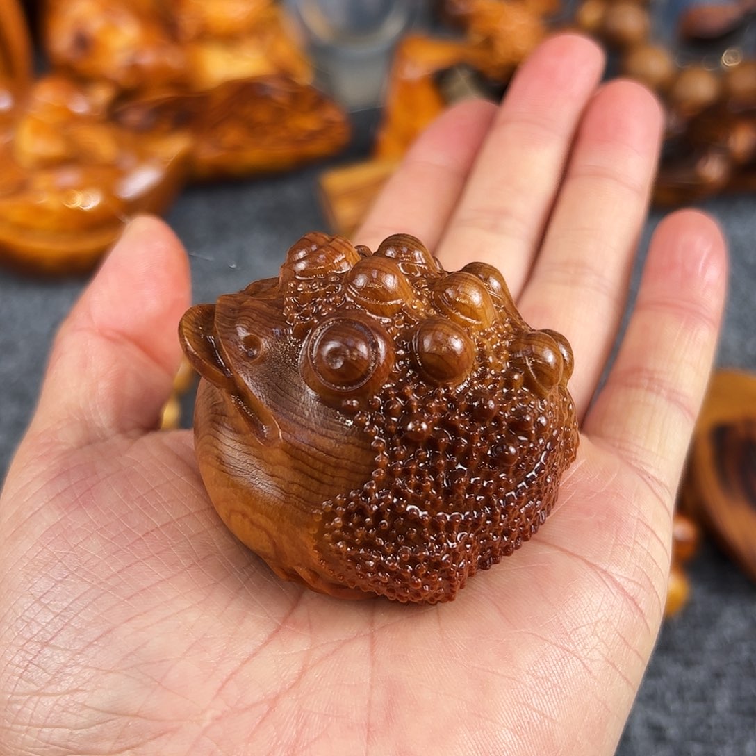 柏木太行崖柏溏心手把件金蟾