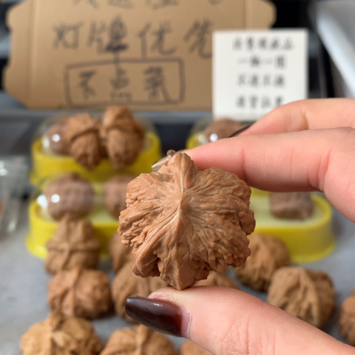 A***杨文玩核桃吊坠异形单只，有瑕疵