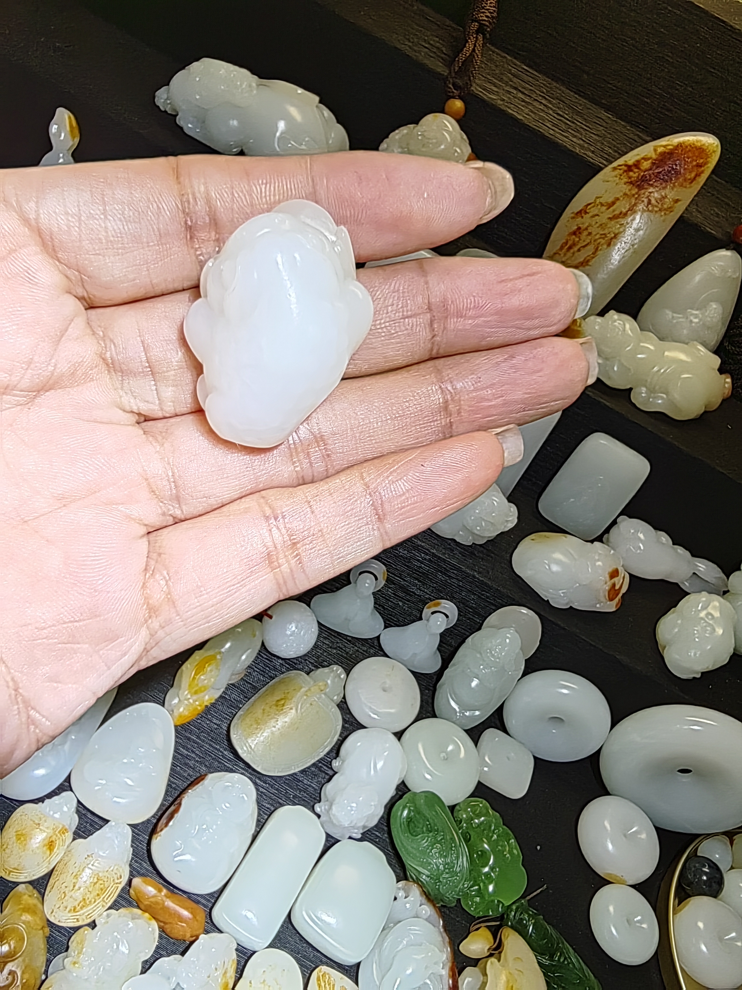 新疆和田玉金蟾吊坠