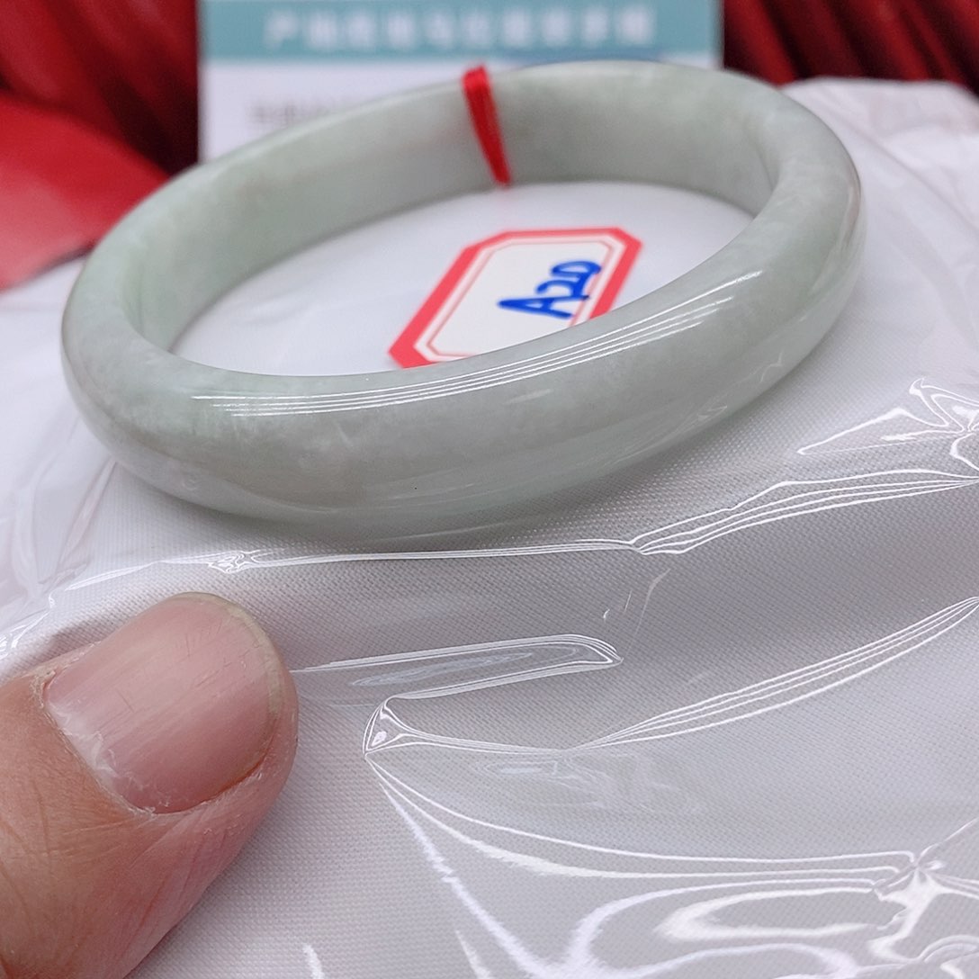 翡翠手镯未镶嵌张*呢A2000000