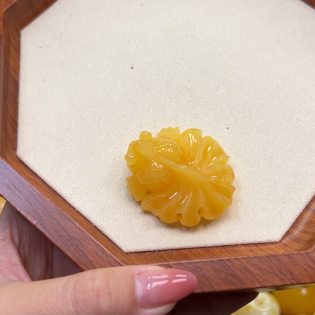 M***a琥珀未镶嵌颈饰蜜蜡