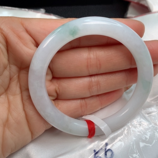 翡翠手镯未镶嵌…………