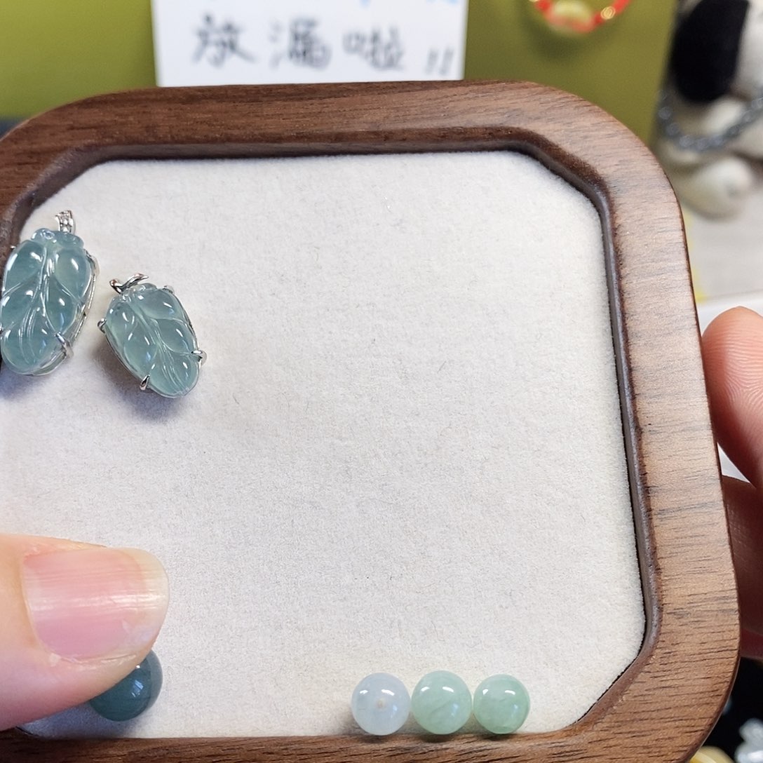 奔***马翡翠未镶嵌颈饰小滴溜