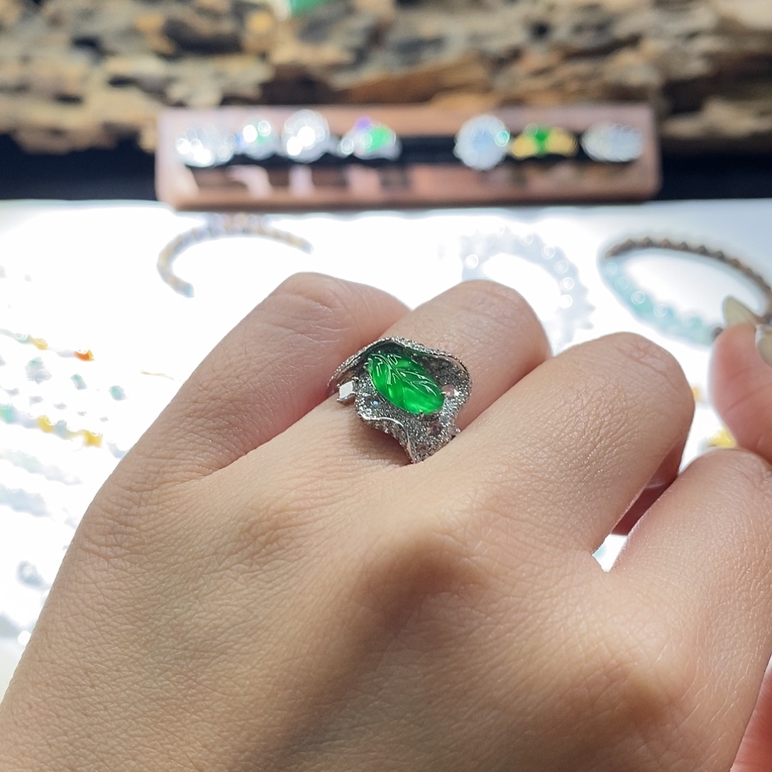 翡翠裸石冰阳绿18k戒指