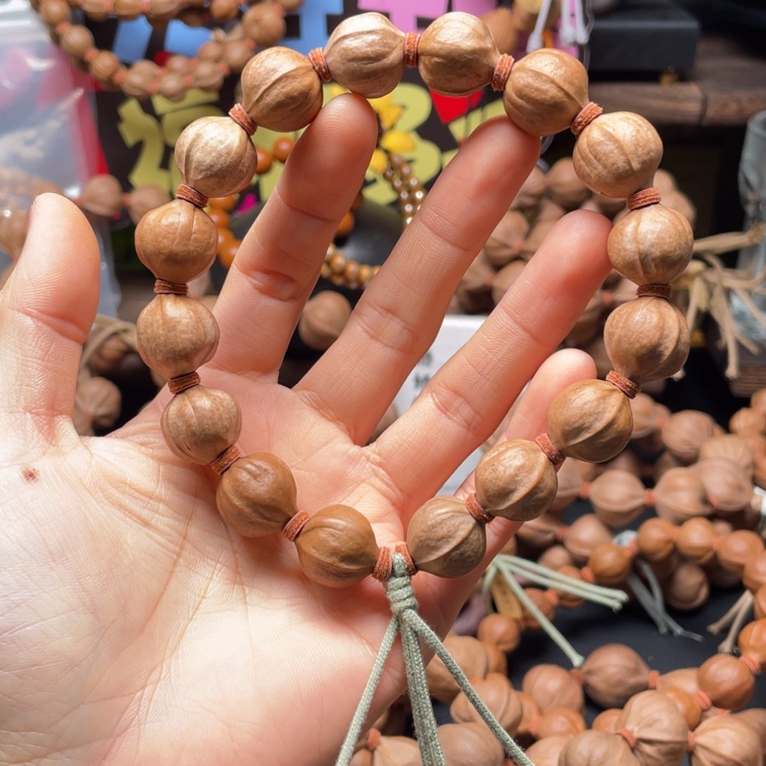 强***王橄榄核吊坠鲨鱼背铁核