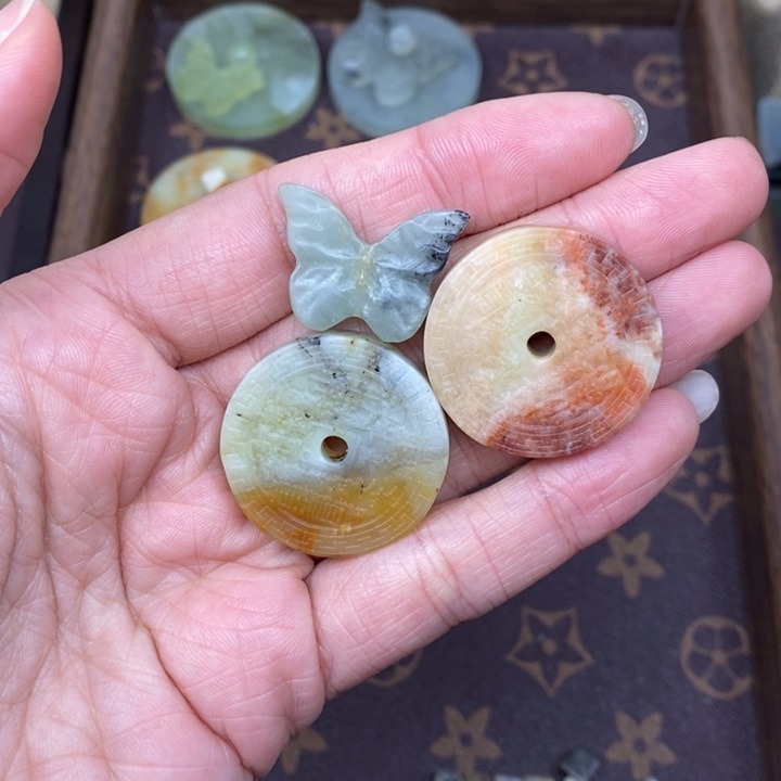 蛇纹石玉未镶嵌颈饰