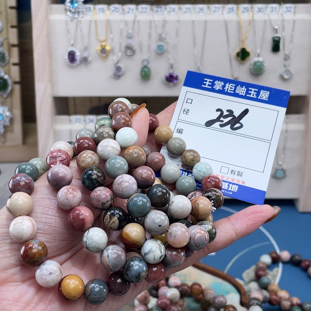 玛瑙/玉髓未镶嵌颈饰多样性，发一件