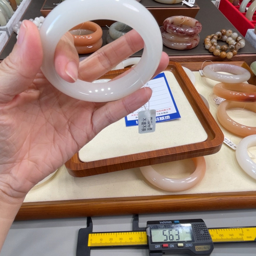 向***毛石英岩玉未镶嵌手镯